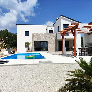  Villa Lazy 8